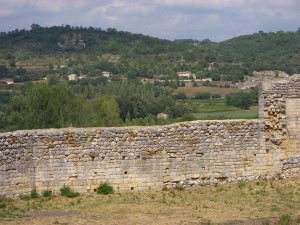 les remparts entourent le château avec une superbe vue sur la vallée de la céze