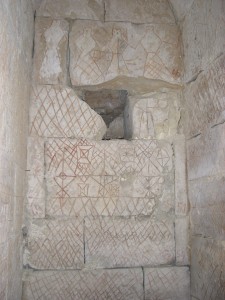 au premier étage du Donjon il existe de nombreux graffitis avec un frise de soldats avec des casques rectangulaires et es croix