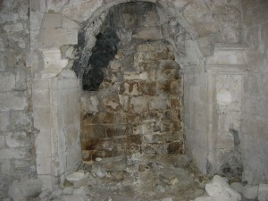 reste d'une cheminée dans la deuxième salle  le linteau a été brisé