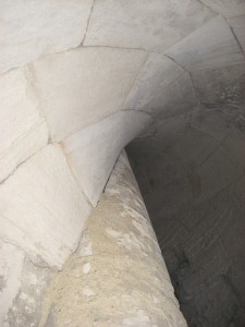 escalier en vis est dit de Saint Gilles  remarquez le travail d'assemblage des blocs qui constituent le plafond Il n'existe que 3 exemples d'escaler a vis de Saint Gilles dans le Gard