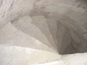 escalier en vis pour accéder a la deuxième pièce