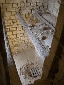 vue de la salle du premier étage avec la trappe qui permet accéder a la chambre noir