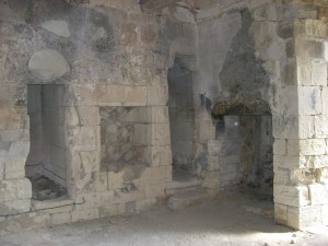 deuxième pièce du Château on remarque a gauche un placard et l'entrée d'une pièce qui correspond au toilettes et dont les murs sont couverts de graffitis